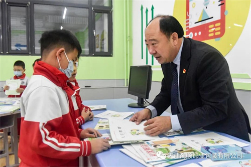 天津海顺印业包装有限公司党支部书记袁汝海受邀到天津市东丽区丽泽小学给学生们讲授劳动课(图3)