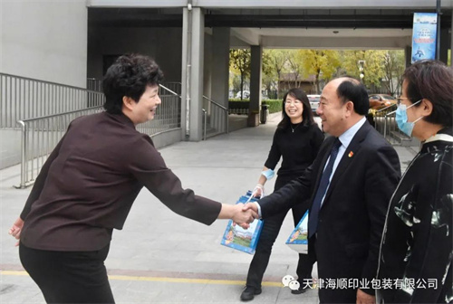 天津海顺印业包装有限公司党支部书记袁汝海受邀到天津市东丽区丽泽小学给学生们讲授劳动课(图5)