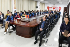 天津海顺印业包装有限公司党支部书记袁汝海带领全体党员干部集体收看中国共产党第十九届中央委员会第六次全体会议公报