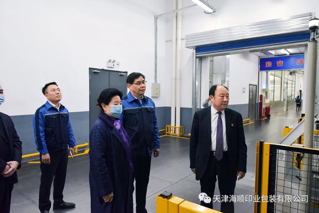 原天津市政协副主席曹秀荣和中央民革委员、市民革委副主任委员王玉佩带队莅临天津海顺印业包装有限公司参观调研(图6)