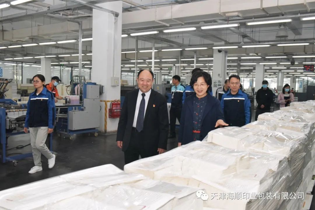 天津市委宣传部副部长袁滨渤一行领导专程为《“三个着力”领航天津》一书莅临天津海顺印业包装有限公司指导工作(图5)