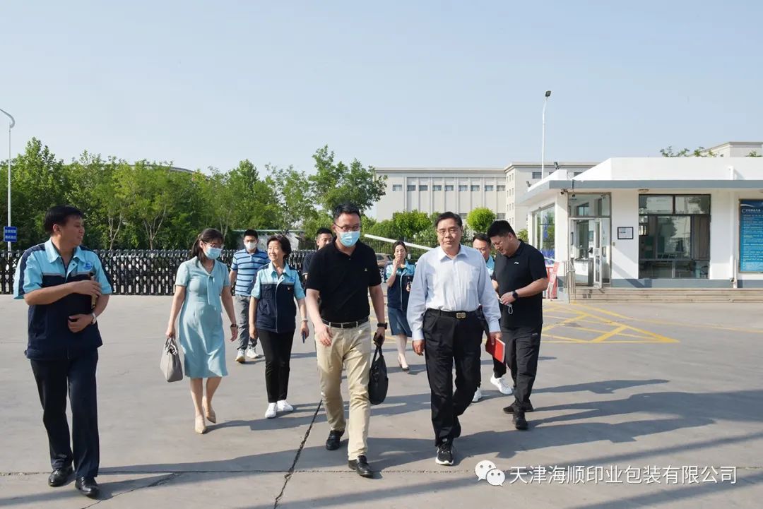 东丽区副区长崔伟一行莅临海顺印业走访服务