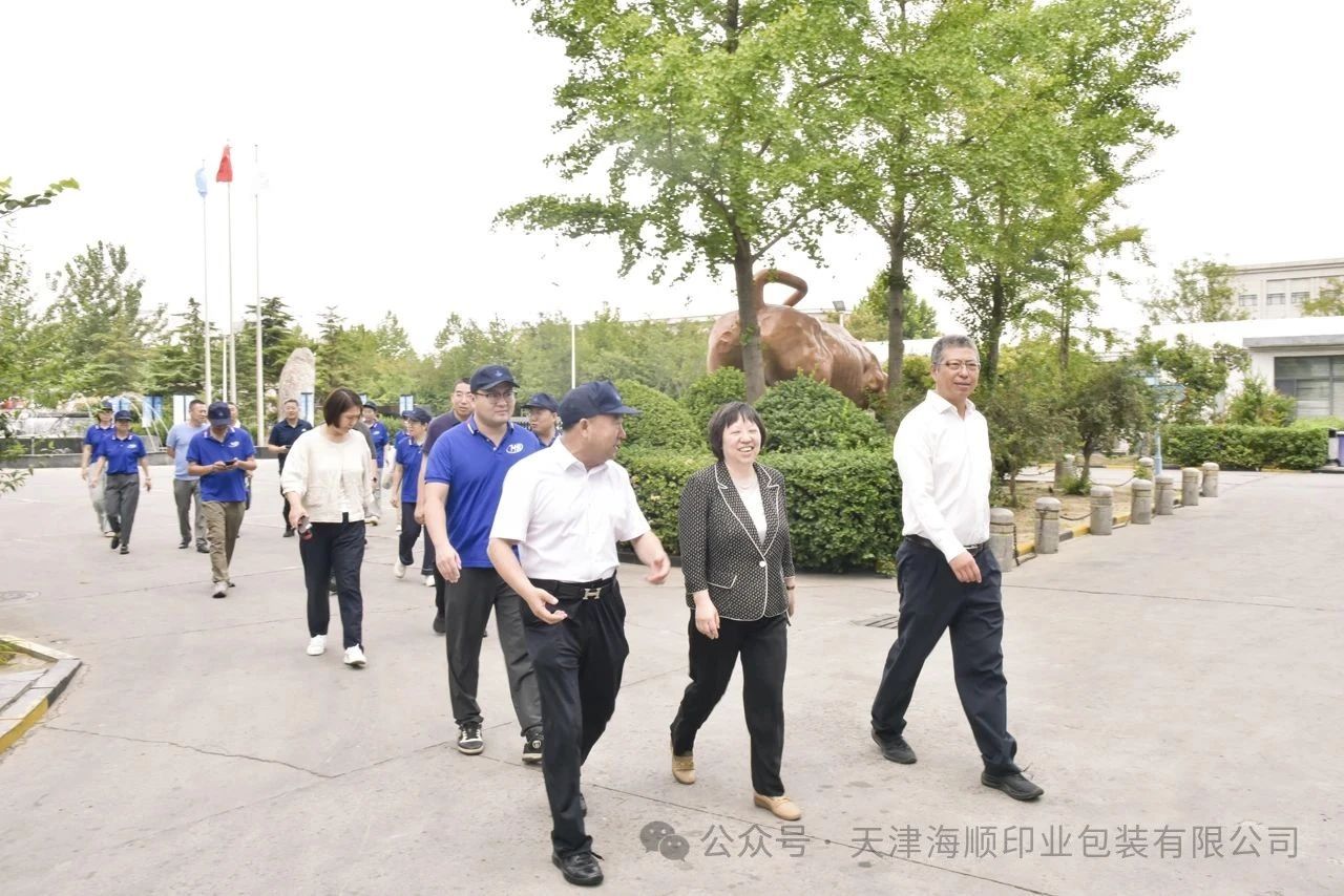 天津出版传媒集团党委副书记、总经理苏坚，副总经理张云峰等领导一行莅临海顺检查教材，暖心慰问一线员工