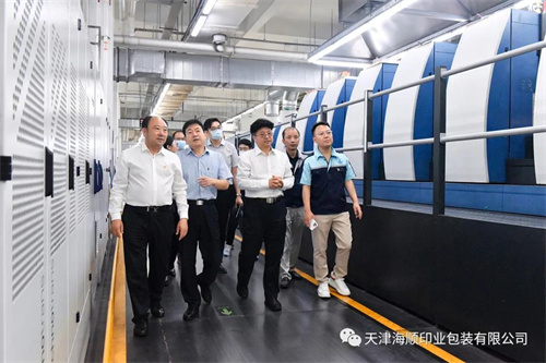 天津市交通运输委领导闫志勇、政务服务处处长张义昌、王骞同中美史克副总经理周强、办公室主任霍维高等一行领导莅临海顺考察指导(图4)