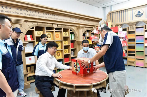 天津市交通运输委领导闫志勇、政务服务处处长张义昌、王骞同中美史克副总经理周强、办公室主任霍维高等一行领导莅临海顺考察指导(图8)