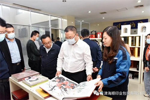 天津市东丽区区委组织部干部与甘肃省甘谷县县委常委组织部部长李斌斌及全县各乡镇党委书记等人莅临海顺印业参观学习、开展党建交流会(图8)