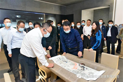 天津市东丽区区委组织部干部与甘肃省甘谷县县委常委组织部部长李斌斌及全县各乡镇党委书记等人莅临海顺印业参观学习、开展党建交流会(图2)